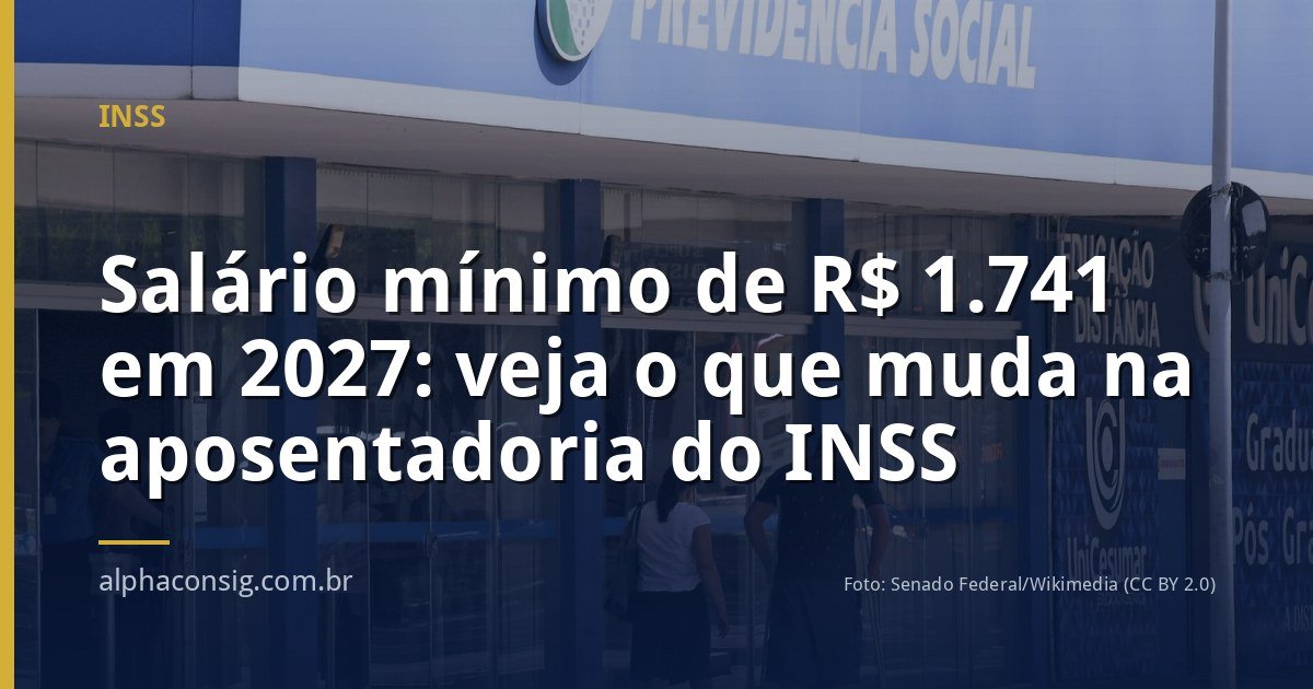 Idoso aposentado conferindo contracheque e calculadora em casa