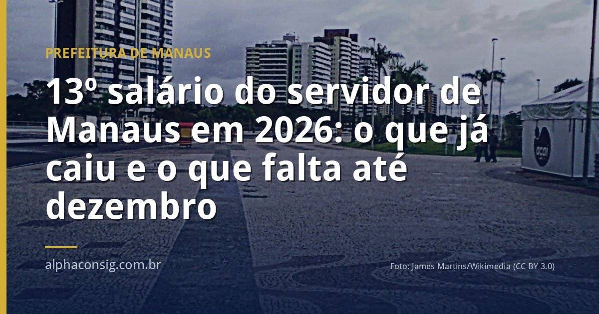 Servidor municipal de Manaus conferindo no celular a data do 13º salário e o contracheque
