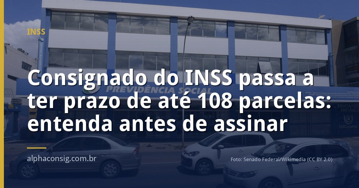 Aposentado consultando simulação de empréstimo consignado do INSS no celular