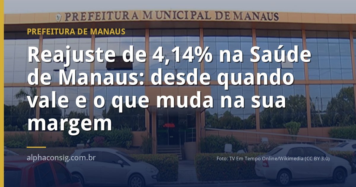 Profissional da saúde de Manaus conferindo contracheque com reajuste salarial